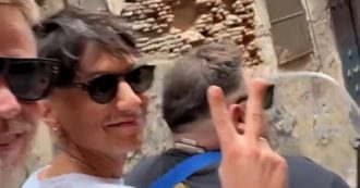 Copertina di In tre sullo scooter senza casco a Napoli: “Il cantante Ultimo chieda scusa”. La denuncia del deputato Borrelli sui social (video)