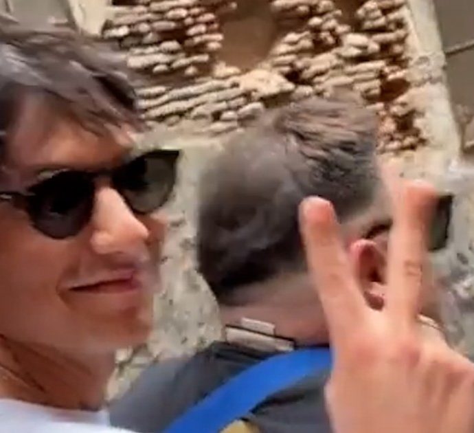 In tre sullo scooter senza casco a Napoli: “Il cantante Ultimo chieda scusa”. La denuncia del deputato Borrelli sui social (video)
