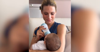 Copertina di Michelle Hunziker allatta il piccolo Cesare e scoppia in lacrime: “Ogni volta che lo guardo piango” – Video