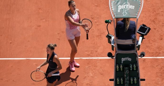 Roland Garros, tennista ucraina fischiata dal pubblico: non ha stretto la mano all’avversaria bielorussa