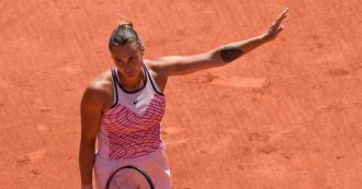 Roland Garros, Sabalenka difende l’avversaria ucraina: “Non mi ha stretto la mano? La capisco, fischi non meritati”