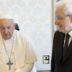 Copertina di Mattarella, gli auguri di Pasqua a Papa Francesco: “Fervidi auspici di benessere personale, giustizia ed equità imprescindibili per la pace”