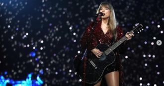 Copertina di I biglietti per il concerto di Taylor Swift non arrivano in tempo, papà spende 20mila euro per ricomprarli alla figlia