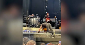 Copertina di Bruce Springsteen inciampa e cade durante il concerto di Amsterdam – Video