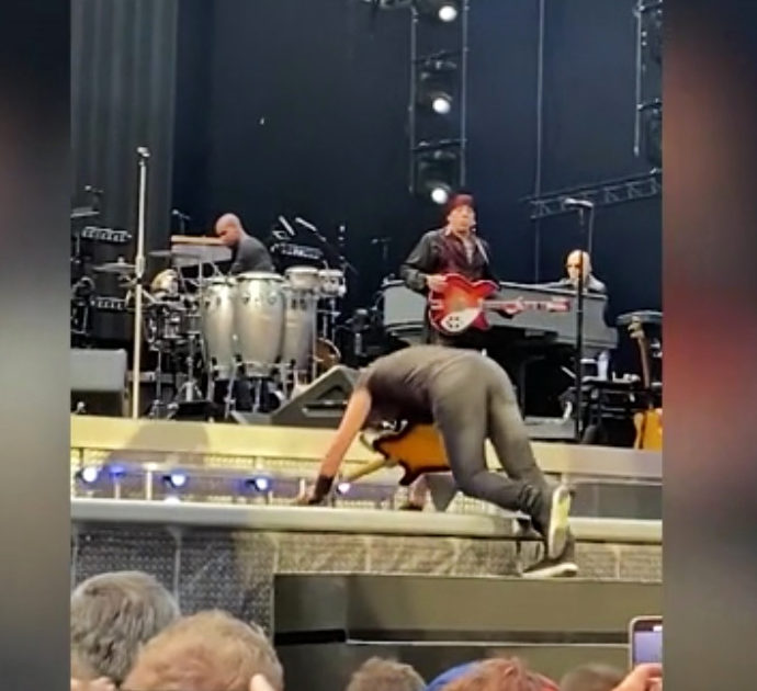 Bruce Springsteen inciampa e cade durante il concerto di Amsterdam – Video