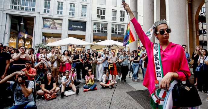 Manganellata dai vigili, manifestazione di solidarietà per Bruna: “Trans lives matter”. Un’agente e attivista: “Chiedo scusa”