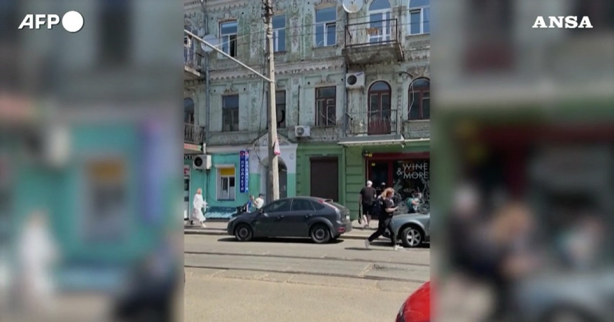 A Kiev tornano a suonare le sirene: le esplosioni mettono in fuga una scolaresca – Video