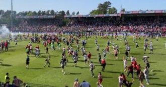Copertina di Atroce beffa per l’Amburgo: tifosi in campo per la festa promozione, i rivali segnano al 99′ – video