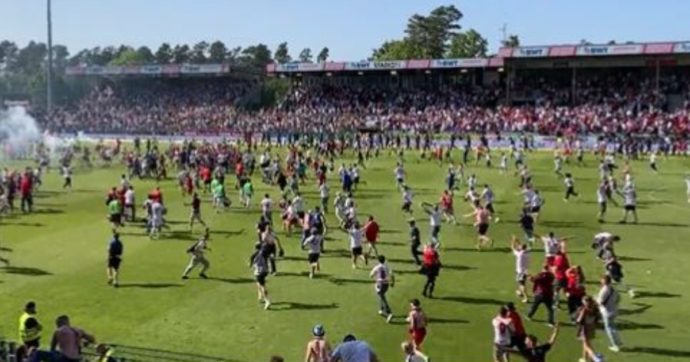Atroce beffa per l’Amburgo: tifosi in campo per la festa promozione, i rivali segnano al 99′ – video