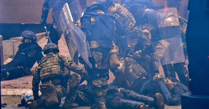 Scontri nel nord del Kosovo: feriti 34 soldati della Nato, 14 sono italiani. “Tre di loro sono gravi”
