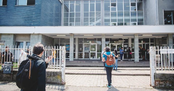 Dice “Mi scusi” e prende la prof. a coltellate: 16enne in psichiatria. “Psicologi nelle scuole”