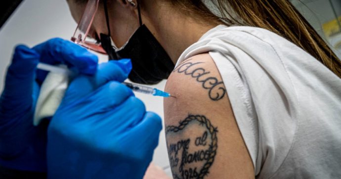 Vaccini, nuovo contratto segreto tra Ue e Pfizer. “Per quelli in eccedenza 10 a dose”