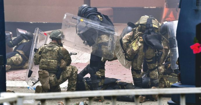 Copertina di Kosovo, feriti militari Nato. E Vucic mobilita le truppe
