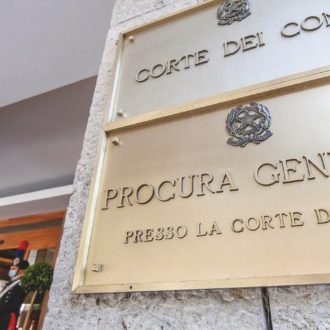 Copertina di Scontro sul Pnrr: “Pronto il freno alla Corte dei conti”