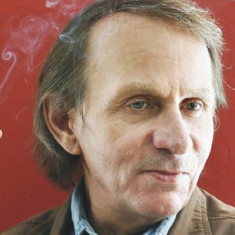 Copertina di Houellebecq: “Il mio inferno multiplo”. “Coiti mediocri” e raggiri