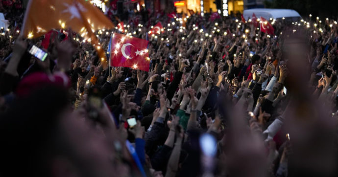 Turchia, lira in calo dopo la riconferma di Erdogan. Ma la borsa di Istanbul festeggia