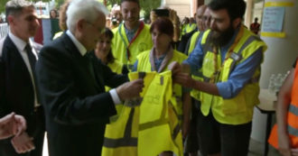 Copertina di Mattarella a Cesena dopo l’alluvione, i volontari gli regalano un gilet giallo con la scritta ‘tin bota’