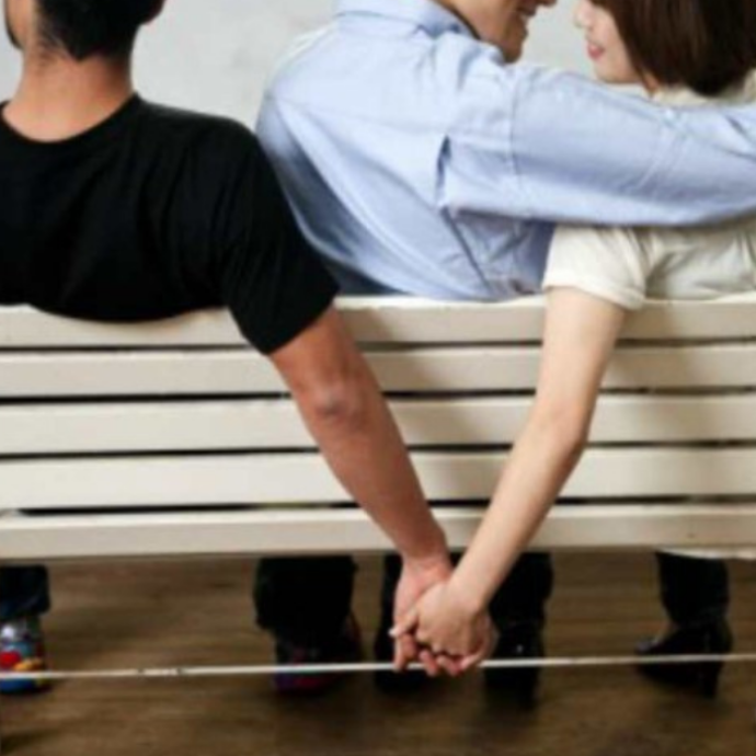 “Ho il sospetto che la mia vicina stia tradendo il compagno. Moralmente sento che dovrei dire qualcosa: cosa faccio?”: il dilemma in un post virale