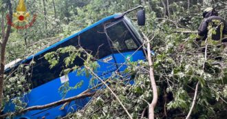 Copertina di Scuolabus finisce in una scarpata per 400 metri a Pontremoli: cinque ragazzi e l’autista feriti