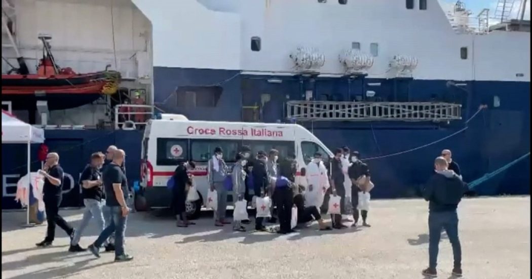 Migranti, la Geo Barents arriva nel porto di Bari: a bordo 605 persone tra cui 151 minori – Video