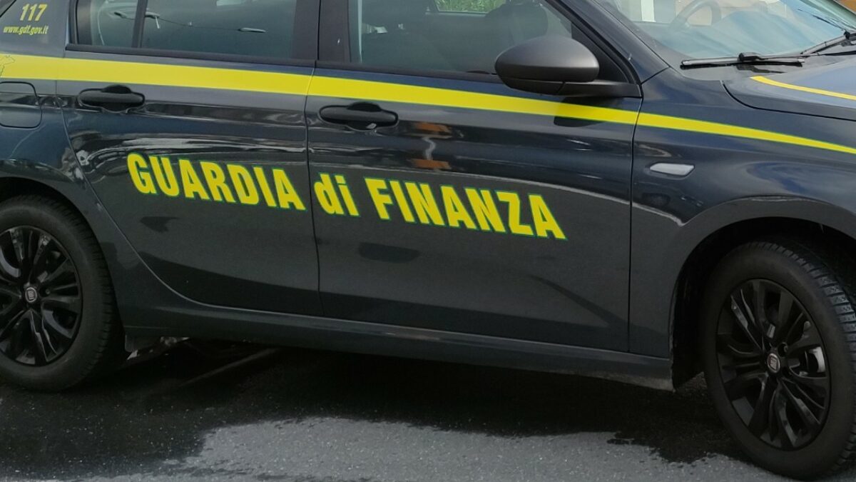 Va in tv e racconta la sua “vita da sogno” tra massaggi, auto di lusso e shopping da 30 mila euro al giorno: la Guardia di Finanza scopre redditi non dichiarati
