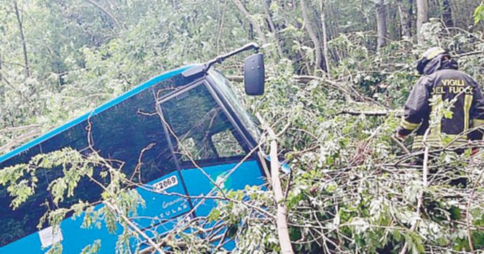 Massa, bus di studenti precipita per 400 metri : “Tre feriti gravi”