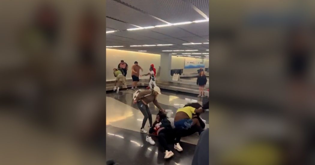 Rissa tra passeggeri all’aeroporto di Chicago: pugni e capelli tirati nell’area di ritiro bagagli. Il video fa il giro del web