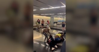 Copertina di Rissa tra passeggeri all’aeroporto di Chicago: pugni e capelli tirati nell’area di ritiro bagagli. Il video fa il giro del web