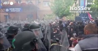 Copertina di Kosovo, il video degli scontri tra polizia e manifestanti nei quali sono rimasti feriti anche militari italiani