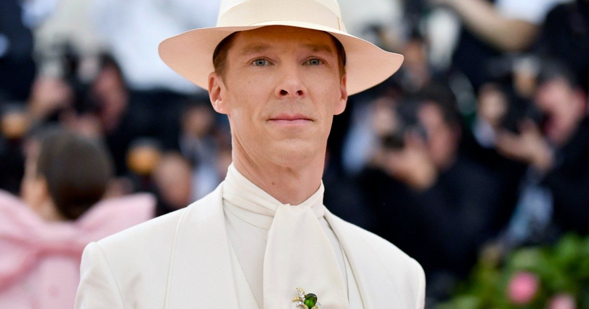 Attimi di terrore per Benedict Cumberbatch, uomo armato di coltello sfonda il cancello e assalta casa sua: “Spero che bruci”