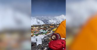 Copertina di L’Everest è una discarica a cielo aperto: in un video la distesa di rifiuti lasciata dal passaggio degli alpinisti