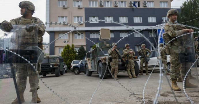 Nuove proteste dei serbi in Kosovo. Gli Usa: “Pristina non alimenti la tensione”. Poi espellono il Paese da un’esercitazione Nato