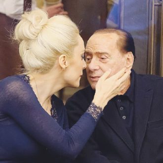 Copertina di “Don’t cry for me Silvio”: ora Marta-Evita vuole il logo di FI