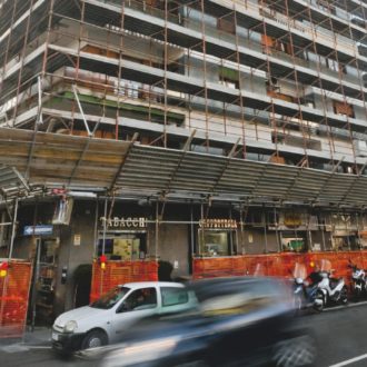 Copertina di Pnrr, il report: spesa ferma, 4ª rata e centinaia di progetti da rivedere