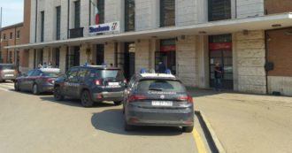 Copertina di Diciottenne morto dopo essere stato accoltellato nella stazione di Reggio Emilia: si cerca l’aggressore
