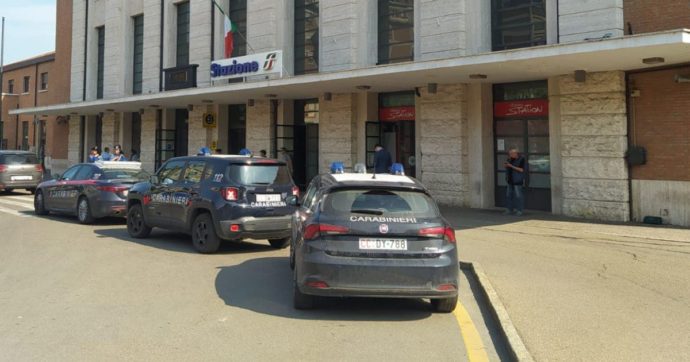 Diciottenne morto dopo essere stato accoltellato nella stazione di Reggio Emilia: si cerca l’aggressore