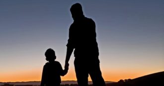 Copertina di Il papà biologico è malato, il Tribunale riconosce l’adozione del figlio da parte del marito
