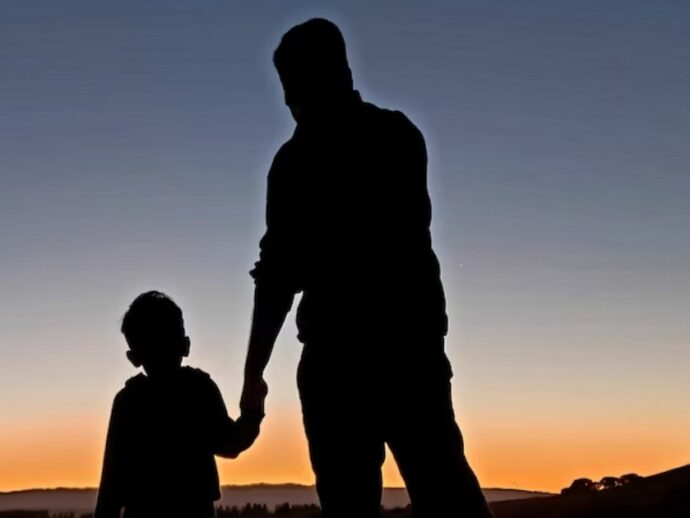 Muore il papà biologico, il Tribunale di Milano affida il bimbo al marito e ordina la trascrizione dell’atto di nascita con la doppia paternità