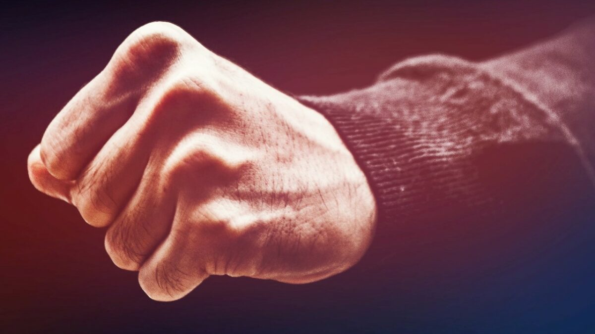Scappano dal ristorante per non pagare il conto da 140 euro, il cameriere li insegue e riceve un pugno in faccia: “Aveva il volto gonfio e arrossato, faremo denuncia”