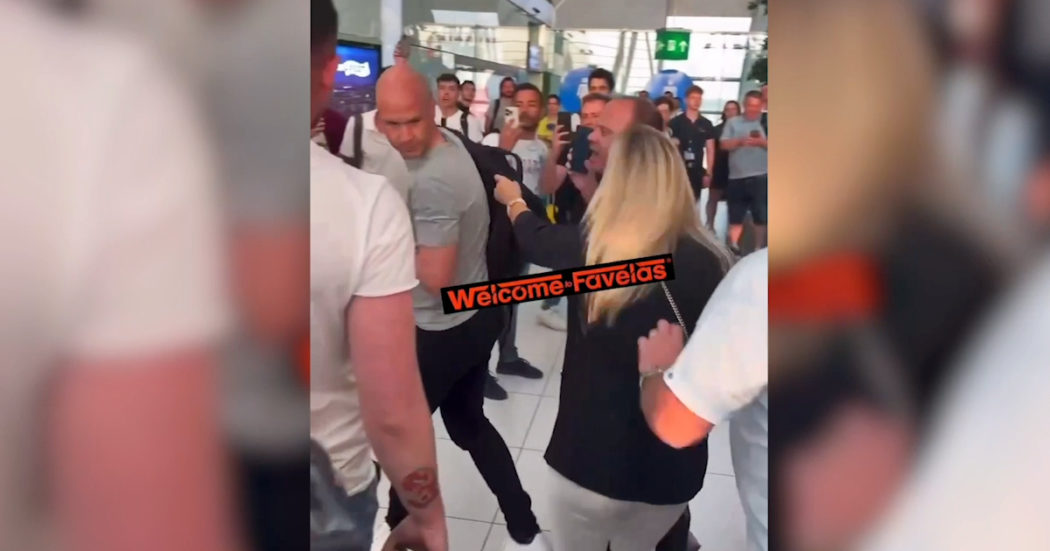C’è l’arbitro di Siviglia-Roma in aeroporto, volano pugni e spintoni: i tifosi giallorossi lo aggrediscono – Video