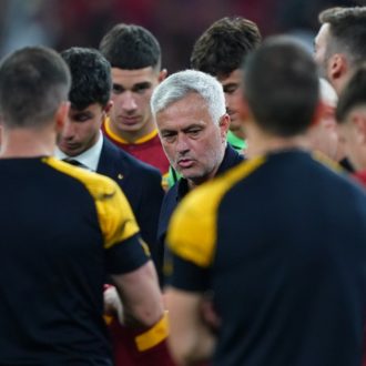 Copertina di Mou, imperfetto ultimo re di Roma, vince perdendo