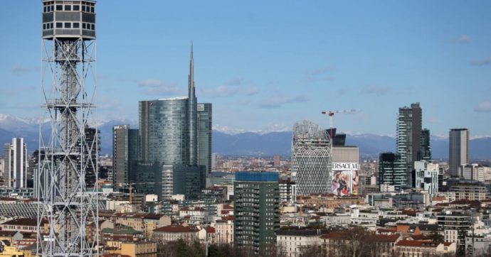 “Vogliamo vedere Milano dall’alto”: 2 giovani ubriachi camminano a 35 metri di altezza su una gru