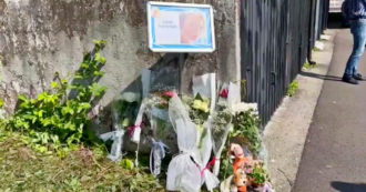 Copertina di Giulia Tramontano, fiori e bigliettini sul luogo del ritrovamento del cadavere a Senago