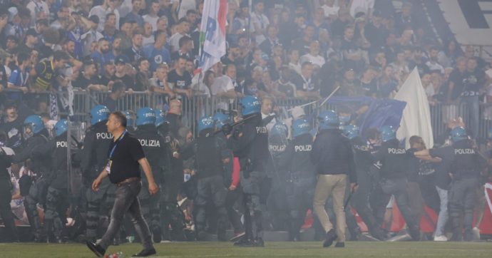 Caos a Brescia: il Cosenza segna il gol salvezza, fumogeni e invasione di campo. Interviene la polizia, partita sospesa