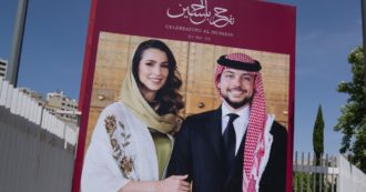 Copertina di Nozze reali in Giordania, si sposano il futuro re Hussein e Rajwa: tra gli invitati anche William e Kate e i coniugi Biden
