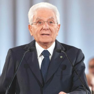 Copertina di Meloni e i suoi fratelli: gran galà a casa Mattarella