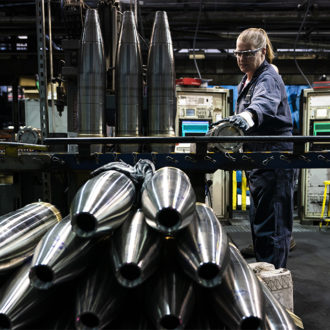 Copertina di Armi a Kiev con i soldi del Pnrr: un plebiscito europeo. Il Fatto di domani 2 giugno