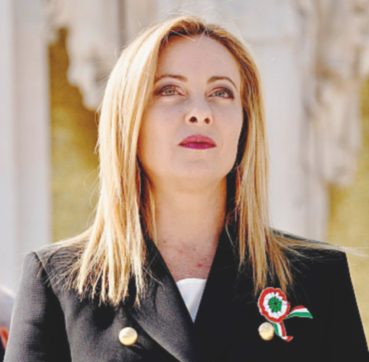 I pareri dei passanti a Meloni: “Steroidi, pizzo e selfie dei capezzoli”