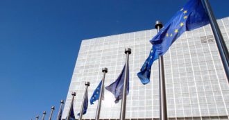 Copertina di La Commissione Europea contro l’abolizione dell’abuso d’ufficio proposta da Nordio: “Compromette la lotta alla corruzione”