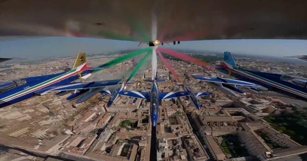 Festa della Repubblica, le Frecce Tricolori sorvolano l’altare della Patria: le immagini in soggettiva da un aereo della pattuglia acrobatica